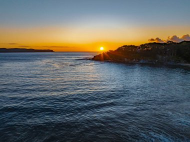 Denizin üzerinde gün doğumu Pearl Beach 'ten Orta Sahilde, NSW, Avustralya.