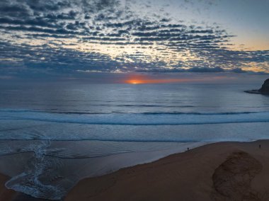 Orta büyüklükteki bulutlarla birlikte deniz kıyısında hava gündoğumu Orta Sahildeki Avoca Sahili 'nde, NSW, Avustralya.
