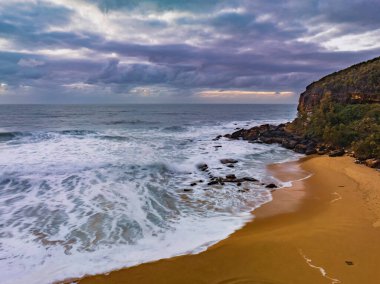 Central Coast, NSW, Avustralya 'daki Killcare Sahili' nde bulutlu hava gündoğumu deniz manzarası.