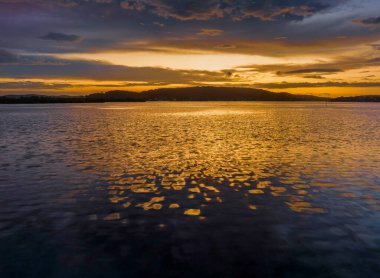 Körfezin üzerinde bulutlarla birlikte havadan gün doğumu Orta Sahildeki Woy Woy 'da, NSW, Avustralya.