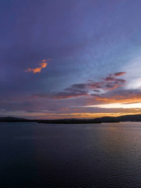 Körfezin üzerinde bulutlarla birlikte havadan gün doğumu Orta Sahildeki Woy Woy 'da, NSW, Avustralya.