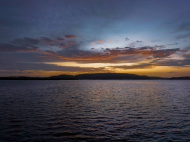 Körfezin üzerinde bulutlarla birlikte havadan gün doğumu Orta Sahildeki Woy Woy 'da, NSW, Avustralya.