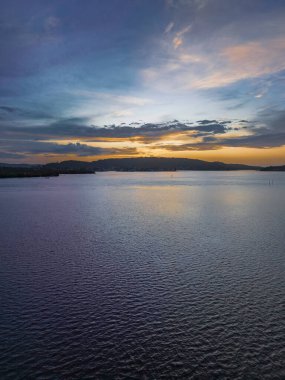 Körfezin üzerinde bulutlarla birlikte havadan gün doğumu Orta Sahildeki Woy Woy 'da, NSW, Avustralya.