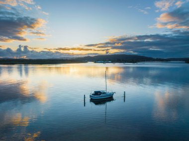 Orta Sahildeki Woy Woy, NSW, Avustralya 'da güneşin doğuşunu kaplayan bir bulut..