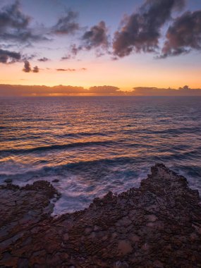 Kuzey Avoca 'da, Orta Sahilde, NSW, Avustralya' da, bulutlu gün doğumu denizi..