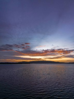 Körfezin üzerinde bulutlarla birlikte havadan gün doğumu Orta Sahildeki Woy Woy 'da, NSW, Avustralya.