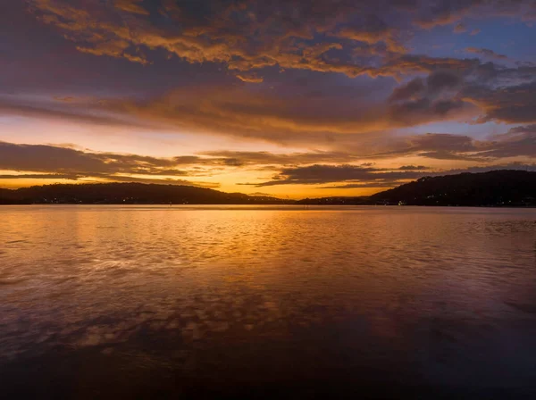 Körfezin üzerinde bulutlarla birlikte havadan gün doğumu Orta Sahildeki Woy Woy 'da, NSW, Avustralya.