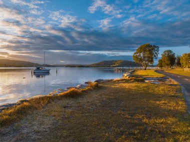 Orta Sahildeki Woy Woy, NSW, Avustralya 'da güneşin doğuşunu kaplayan bir bulut..
