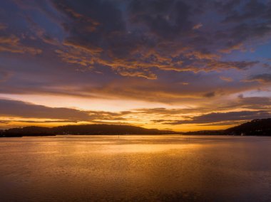 Körfezin üzerinde bulutlarla birlikte havadan gün doğumu Orta Sahildeki Woy Woy 'da, NSW, Avustralya.