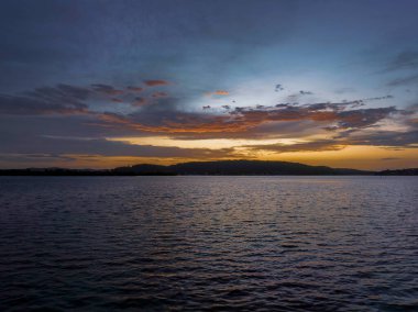 Körfezin üzerinde bulutlarla birlikte havadan gün doğumu Orta Sahildeki Woy Woy 'da, NSW, Avustralya.