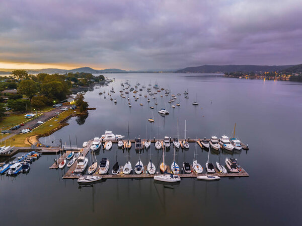 Восход солнца над Брисбенской Водой в Госфорде на Центральном побережье штата Нью-Йорк, Австралия.