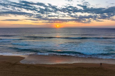 Sabahın erken saatlerinde Avoca Sahili 'ndeki deniz ve lagün üzerinde NSW, Avustralya.