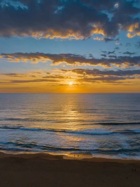 Sabahın erken saatlerinde Avoca Sahili 'ndeki deniz ve lagün üzerinde NSW, Avustralya.