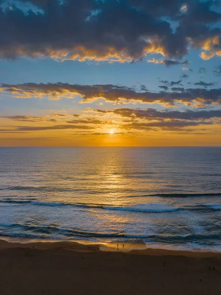 Sabahın erken saatlerinde Avoca Sahili 'ndeki deniz ve lagün üzerinde NSW, Avustralya.