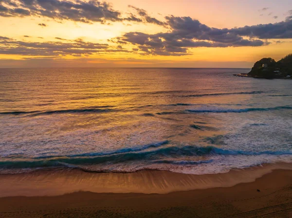 澳大利亚新南威尔士州中部海岸Avoca海滩海面和泻湖上空的清晨航景 — 图库照片