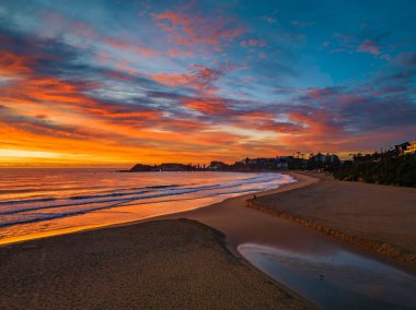 Sabahın erken saatlerinde Terrigal Lagoon 'da bulutlu renkli deniz manzarası ve Orta Sahilde Plaj, NSW, Avustralya.