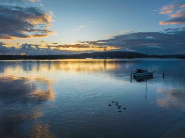 Orta Sahildeki Woy Woy, NSW, Avustralya 'da güneşin doğuşunu kaplayan bir bulut..