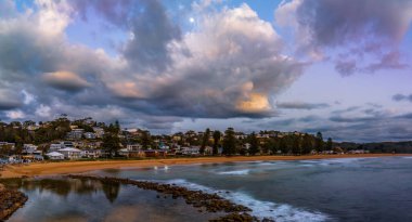 Sahil kenarında gün doğumu, Avoca Sahili 'nde bulutlar, NSW, Avustralya.