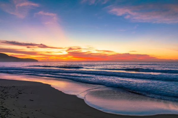 オーストラリア ニューサウスウェールズ州中央海岸のキルケアビーチで色と雲と日の出の海 — ストック写真