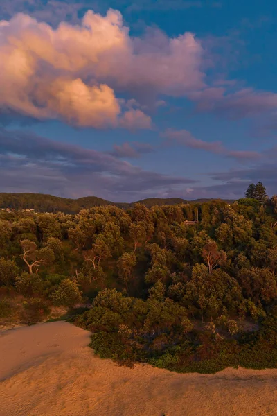 澳大利亚新南威尔士州中海岸万博市斯波湾海滩和自然保护区的空中日出 云彩弥漫 — 图库照片