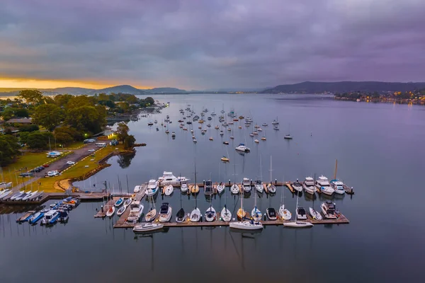 Central Coast, NSW, Avustralya 'daki Gosford' da Brisbane Water üzerinde gün doğumu.