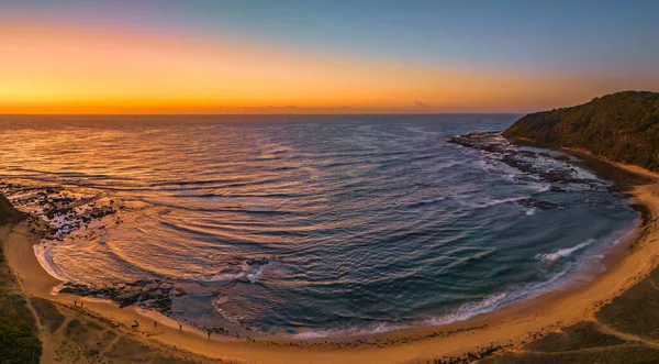 Sunrise Sea Cape Curving Stretch Beach Bateau Bay Central Coast — Zdjęcie stockowe