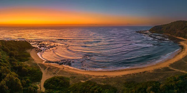 Sunrise Θαλασσογραφία Πάνω Από Την Καμπυλωτή Έκταση Της Παραλίας Στο — Φωτογραφία Αρχείου