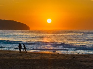 Central Coast, NSW, Avustralya 'daki Killcare Sahili' nde puslu gün doğumu deniz manzarası ve tam güneş..