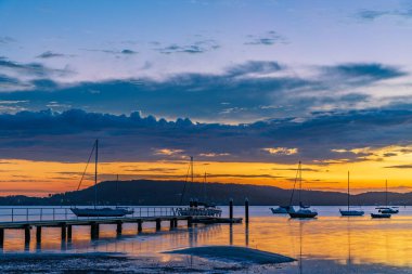 Orta Sahildeki Koolewong, NSW, Avustralya 'daki Couche Park' tan Brisbane Suyu üzerinde gün doğumu.