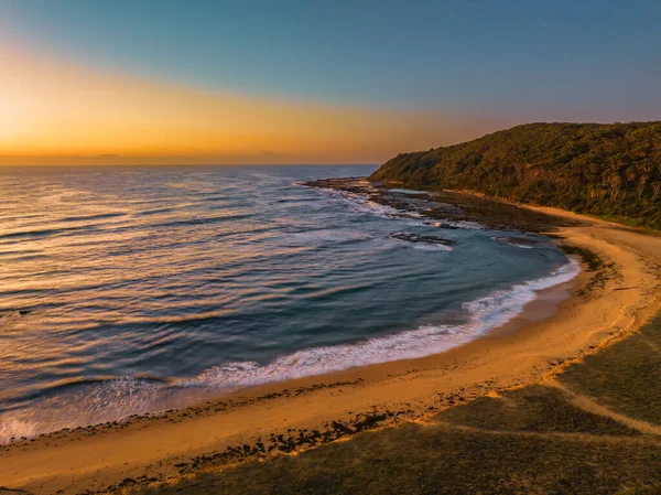 オーストラリア ニューサウスウェールズ州中央海岸のバトー湾でのビーチの湾曲したストレッチの日の出の海 — ストック写真