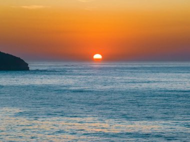 Central Coast, NSW, Avustralya 'daki Killcare Sahili' nde puslu gün doğumu deniz manzarası ve tam güneş..