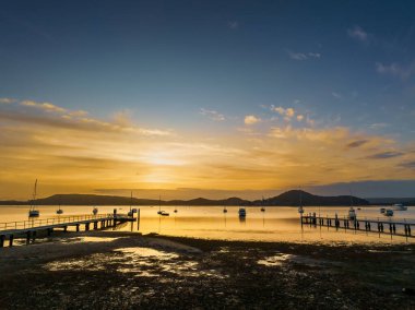 Couche Park 'taki Brisbane Water' da gün doğumu Orta Sahildeki Koolewong, NSW, Avustralya.