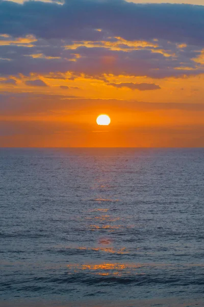 Раннее Утреннее Солнце Достигающее Пика Над Облаками Пляже Авока Центральном — стоковое фото