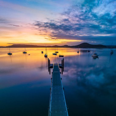 Couche Park 'taki Brisbane Water' da gün doğumu Orta Sahildeki Koolewong, NSW, Avustralya.