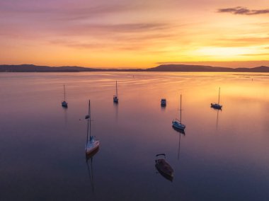 Couche Park 'taki Brisbane Water' da gün doğumu Orta Sahildeki Koolewong, NSW, Avustralya.