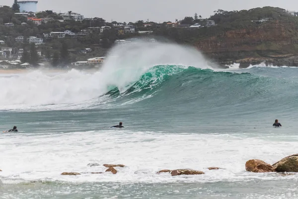 Surfers Enjoying Good Sized Waves Avoca Beach Central Coast Nsw — Stok fotoğraf