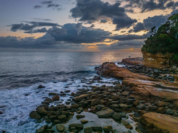 オーストラリア ニューサウスウェールズ州中央海岸のアヴォカビーチで雲と海辺の日の出 — ストック写真