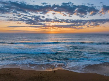 Sabahın erken saatlerinde Avoca Sahili 'ndeki deniz ve lagün üzerinde NSW, Avustralya.