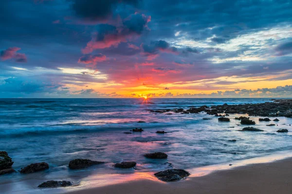Morski Krajobraz Wschodem Słońca Chmurami Deszczu Skałami Macmasters Beach Central — Zdjęcie stockowe