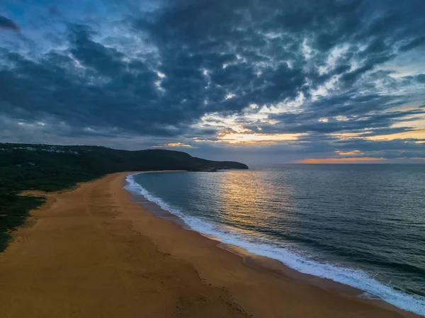 Sunrise Θαλασσογραφία Επίπεδη Surf Και Σύννεφα Στο Killcare Beach Στην — Φωτογραφία Αρχείου