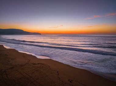 Güneşin puslu doğuşu deniz manzarası ve Orta Sahildeki Killcare Sahili 'nde, NSW, Avustralya.