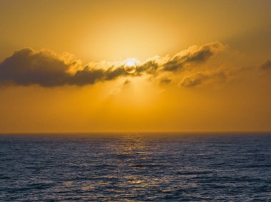 Kuzey Sahili, NSW, Avustralya 'daki Norah Head' de bulutlu gün doğumu denizi..