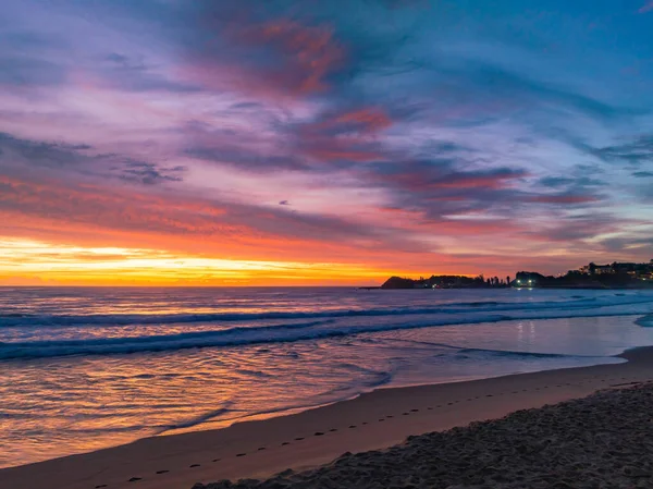 澳大利亚新南威尔士州中部海岸的可怕的泻湖和海滩 清晨色彩斑斓的空中海景 布满了云彩 — 图库照片