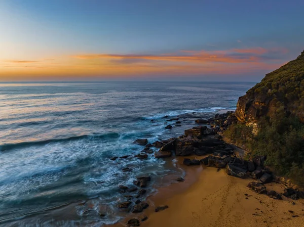 中央海岸 ニューサウスウェールズ州 オーストラリアのキルケアビーチには ぼんやりとした日の出の海といくつかの散在する高い雲 — ストック写真