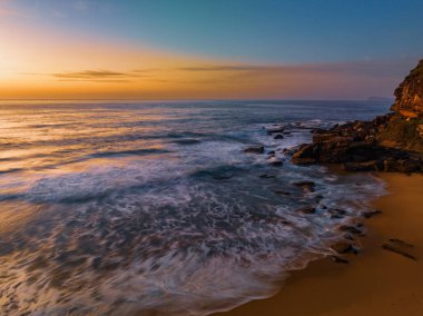 Güneşin puslu doğuşu deniz manzarası ve Orta Sahildeki Killcare Sahili 'nde, NSW, Avustralya.