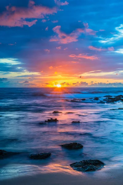 Morski Krajobraz Wschodem Słońca Chmurami Deszczu Skałami Macmasters Beach Central — Zdjęcie stockowe