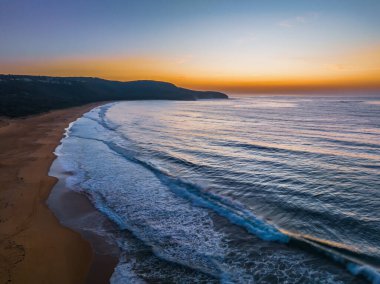 Güneşin puslu doğuşu deniz manzarası ve Orta Sahildeki Killcare Sahili 'nde, NSW, Avustralya.