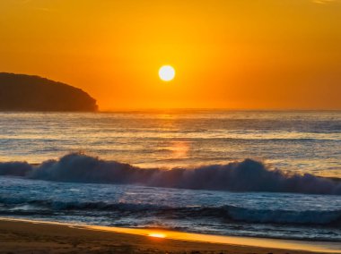 Central Coast, NSW, Avustralya 'daki Killcare Sahili' nde puslu gün doğumu deniz manzarası ve tam güneş..