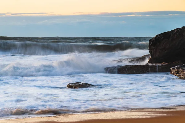 오스트레일리아 Nsw 해안에 비치에서 해변으로 밀려오는 해돋이 — 스톡 사진