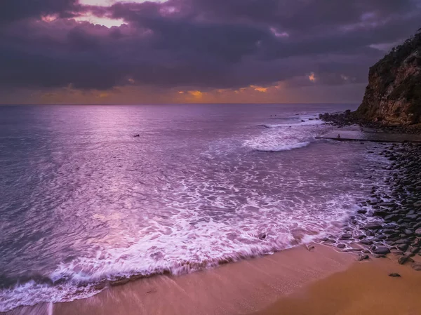 Εναέρια Θαλασσογραφία Ανατολής Σύννεφα Βροχής Και Μικρά Κύματα Στην Παραλία — Φωτογραφία Αρχείου